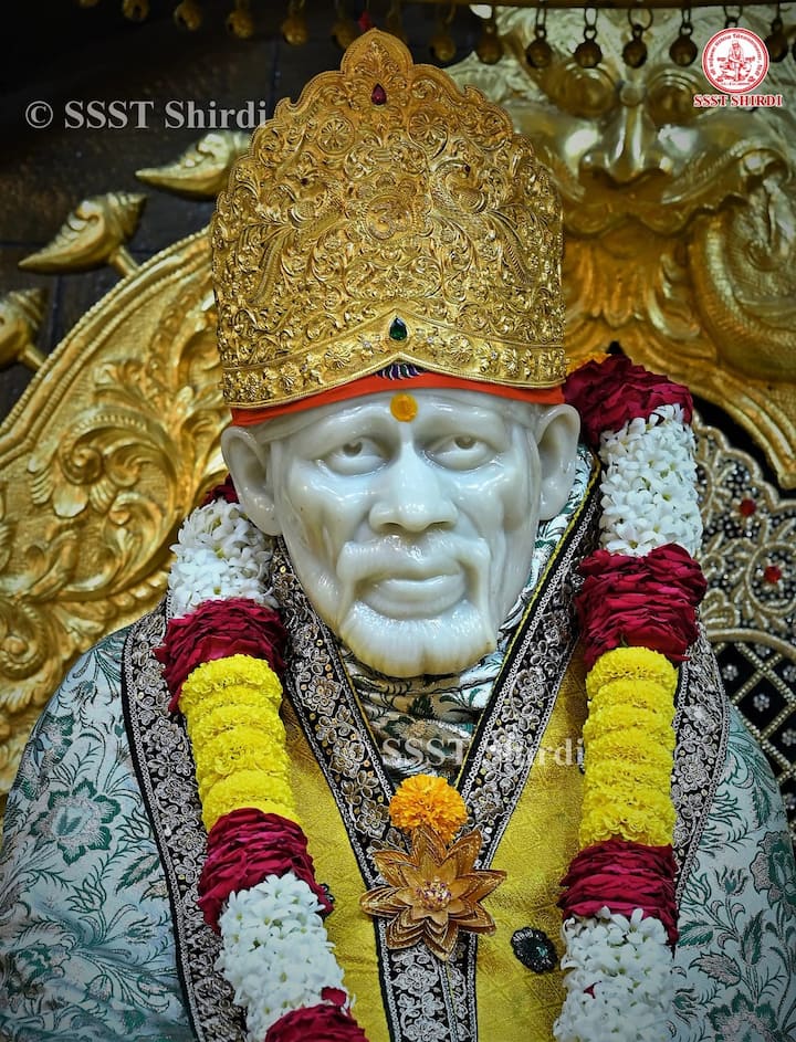 दरवर्षीं साजरा होणाऱ्या चार दिवसीय साईबाबा पुण्यतिथी उत्सवाला आज पहाटे काकड आरती व ग्रंथ मिरवणुकीने सुरुवात झाली आहे. (Photo credit : shri saibaba sansthan trust shirdi/facebook)