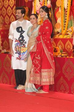 Durga Puja 2023: रेड सूट में दुल्हन की तरह सजकर मां दुर्गा का आशीर्वाद लेने पहुंचीं सोनम कपूर, सोशल मीडिया पर छा गईं खूबसूरत तस्वीरें