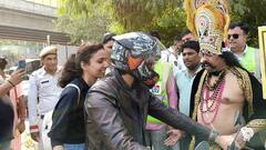 Gurugram News: गुरुग्राम की सड़कों पर लगी ‘रावण’ की पाठशाला, लोगों को हेलमेट पहनने की दी सलाह