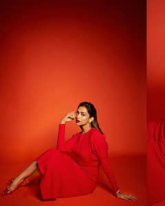 Deepika Padukone Photos : దీపిక లుక్స్ లైక్ రెడ్ వెల్ వెట్ కేక్