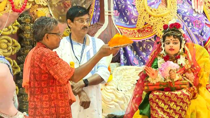 পার্ক সার্কাস বেনিয়াপুকুর ইউনাইটেড পুজো কমিটি। পুজোর বয়স ৭২ বছর। নবমীর দিন এখানে কুমারী পুজো হয়। এবার ৬ বছরের কৈশোরী চক্রবর্তীকে দেবীরূপে পুজো করা হয়।