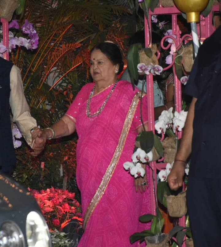 बेटी के घर खास सेलिब्रेशन के लिए नीता अंबानी ने भी खास आउटफिट चुना. नीता अंबानी ने बेटी के साथ ट्विनिंग की थी हालांकि इन्होंने साड़ी पहनी थी. ईशा अंबानी की दादी यानी कोकिला बेन ने भी थीम के हिसाब से पिंक कलर की बांधनी साड़ी पहनी थी. जिसपर गोल्डन वर्क हो रखा था.