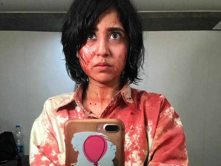 एक तस्वीर में श्वेता मिरर फोटो लेती दिख रही हैं. इस फोटो में एक्ट्रेस व्हाइट कलर की शर्ट पहने, खून में लथपथ नजर आ रही हैं.