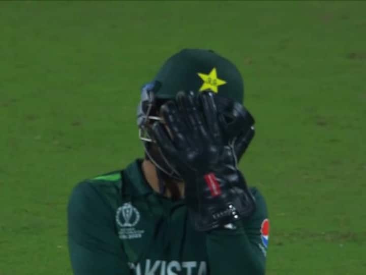Pakistan Cricket Team Bad Fielding Viral Video PAK vs AFG World Cup 2023 Sports News Watch: पाकिस्तानी फील्डरों ने किए एक के बाद एक आसान मिसफील्ड, सोशल मीडिया पर बना मजाक, देखें