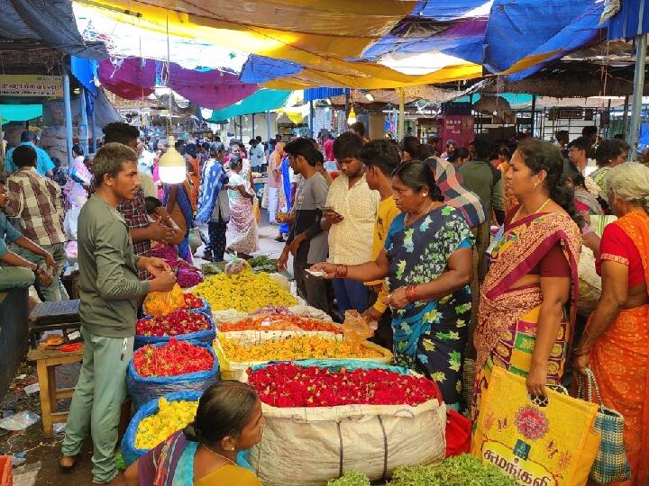 Ayudha Pooja 2023 People gather at Salem Flower Market for Ayudha pooja TNN Ayudha Pooja 2023: சேலத்தில் ஆயுத பூஜை கொண்டாட்டம்...  விலை அதிகரித்தாலும் பூக்கள், பழங்கள் வாங்கி சென்ற மக்கள்