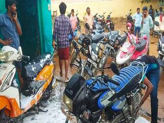 Ayudha Pooja 2023: ஆயுதபூஜையை முன்னிட்டு டோக்கன் முறையில் வாட்டர் சர்வீஸ்; அதிகாலை முதல் வரிசை கட்டி நிற்கும் வாகனங்கள்