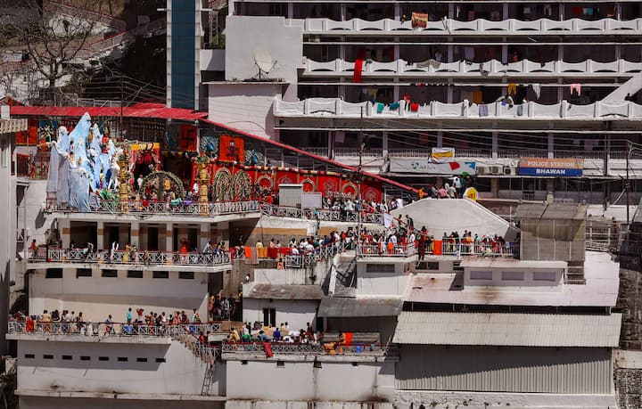 श्री माता वैष्णो देवी श्राइन बोर्ड (एसएमवीडीएसबी) के प्रवक्ता ने कहा, ‘‘नवरात्रि शुरू होने के बाद से रोजाना औसतन 40,000 श्रद्धालु पूजा-अर्चना कर रहे हैं और अबतक चार लाख से अधिक श्रद्धालु यहां आ चुके हैं.पिछले वर्ष नौ दिवसीय शारदीय नवरात्रि के दौरान करीब 3.18 लाख श्रद्धालु यहां आये थे.’’