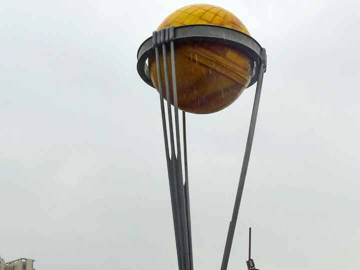 कोलकाता में महानवमी के मौके पर बारिश हुई. इस बीच भक्तों ने आईसीसी क्रिकेट विश्व कप की थीम पर सामुदायिक पूजा पंडाल में मां के दर्शन किए.