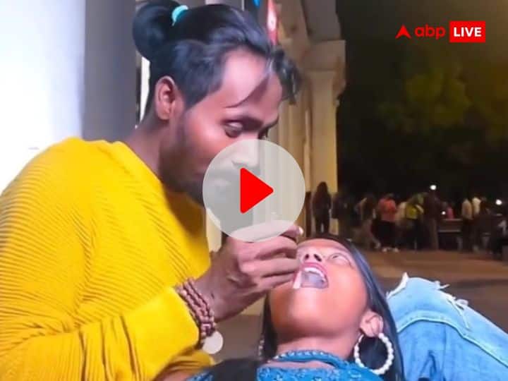 Delhi Metro Couple Viral Video Boyfriend Drinks Milk From Girlfriend Mouth With Spoon दिल्ली मेट्रो के वायरल कपल ने फिर की घिनौनी हरकत, गर्लफ्रेंड के मुंह में पहले भरा दूध, फिर चम्मच से निकाल पीने लगा ब्वॉयफ्रेंड- VIDEO