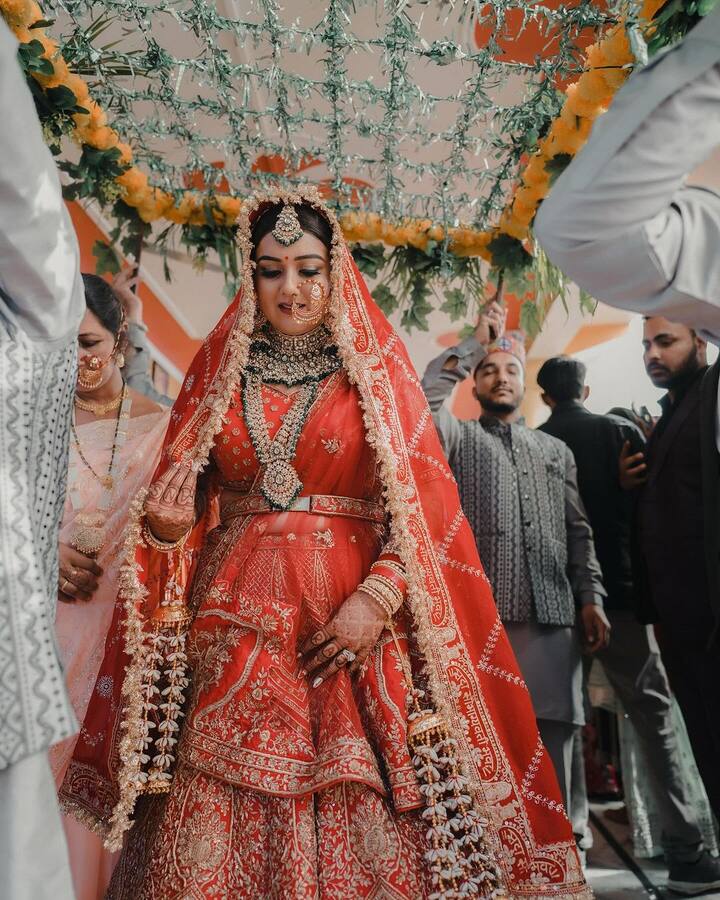 हंसराज रघुवंशीची पत्नी कोमल ही यूट्यूबर आहे.