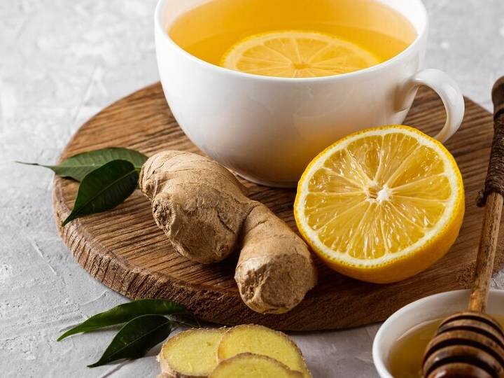 इंडियन किचन में हम सब्जी से लेकर चाय तक में अदरक का खूब इस्तेमाल करते हैं. दरअसल, स्वाद बढ़ाने के लिए अक्सर हम सब्जी में अदरक का इस्तेमाल करते हैं. खासकर सर्दियों में अदरक का इस्तेमाल काफी ज्यादा किया जाता है ताकि वह शरीर को गर्म रखे. आपकी जानकारी के लिए बता दें कि अदरक देखने में अजीब सा जरूर दिखता है लेकिन यह काफी ज्यादा पोषक तत्वों से भरपूर होता है. इसमें विटामिन सी, कैल्शियम, फॉस्फोरस, आयरन, जिंक, कॉपर, मैंगनीज क्रोमियम है. अदरक को लेकर अक्सर एक मीथ है कि यह पेट को गर्म कर देता है तो क्या इसे खाली पेट पीना सही है? आपकी जानकारी के लिए बता दें कि अगर आपको अदरक से कोई खास एलर्जी नहीं है तो आप खाली पेट अदरक का पानी आराम से पी सकते हैं. इससे आपके शरीर को कई सारे फायदे मिलेंगे.