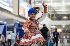 Navratri 2023: અમદાવાદ એરપોર્ટ પર મુસાફરો, સ્ટાફ મેમ્બરે બોલાવી ગરબાની રમઝટ, જુઓ તસવીરો