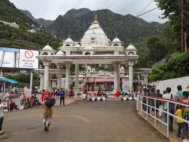 Navratri 2023:नवरात्रि के उत्सव के दौरान जम्मू कश्मीर के रियासी जिले में त्रिकुटा पर्वत पर स्थित माता वैष्णो देवी के मंदिर में चार लाख से अधिक श्रद्धालुओं ने पूजा-अर्चना की.