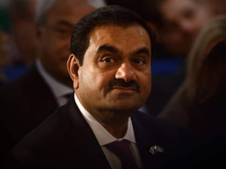 फाइनेंशियल एक्सप्रेस रिपोर्ट के मुताबिक, महासुख अडानी गौतम अडानी के भाई हैं और इनके पिता एक कपड़ा व्यापारी थे, जो गुजरात में छोटा सा कारोबार संभालते थे.