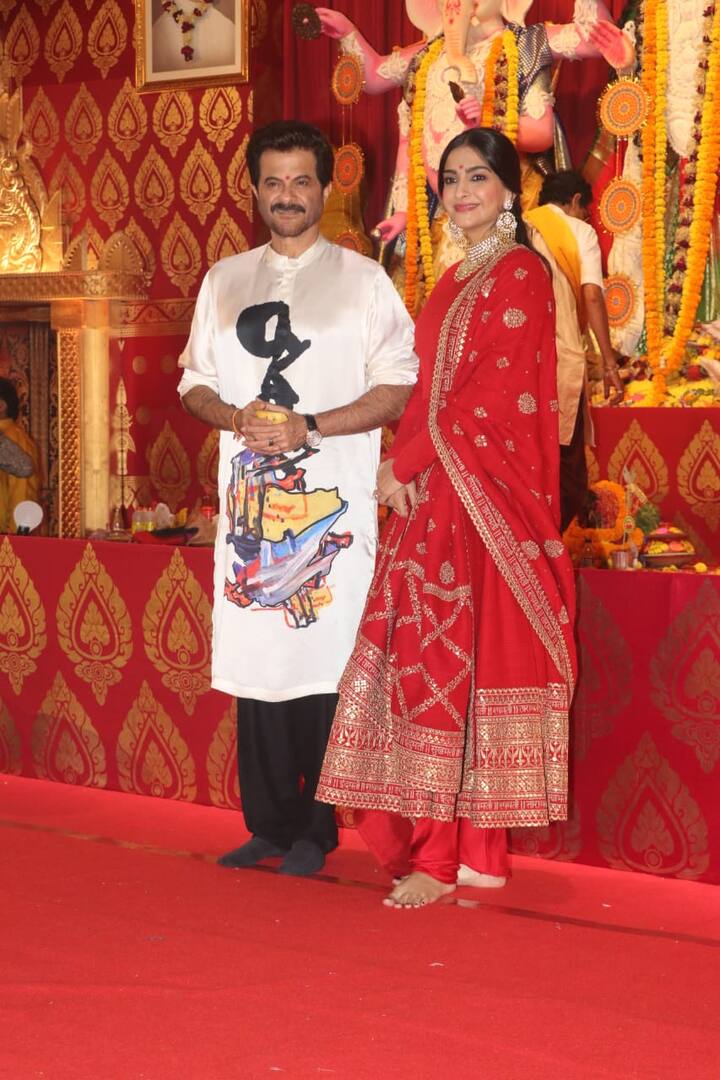 સોનમ કપૂર તેના પિતા અને એવરગ્રીન એક્ટર અનિલ કપૂર સાથે દુર્ગા પૂજા માટે પંડાલમાં પહોંચી હતી.