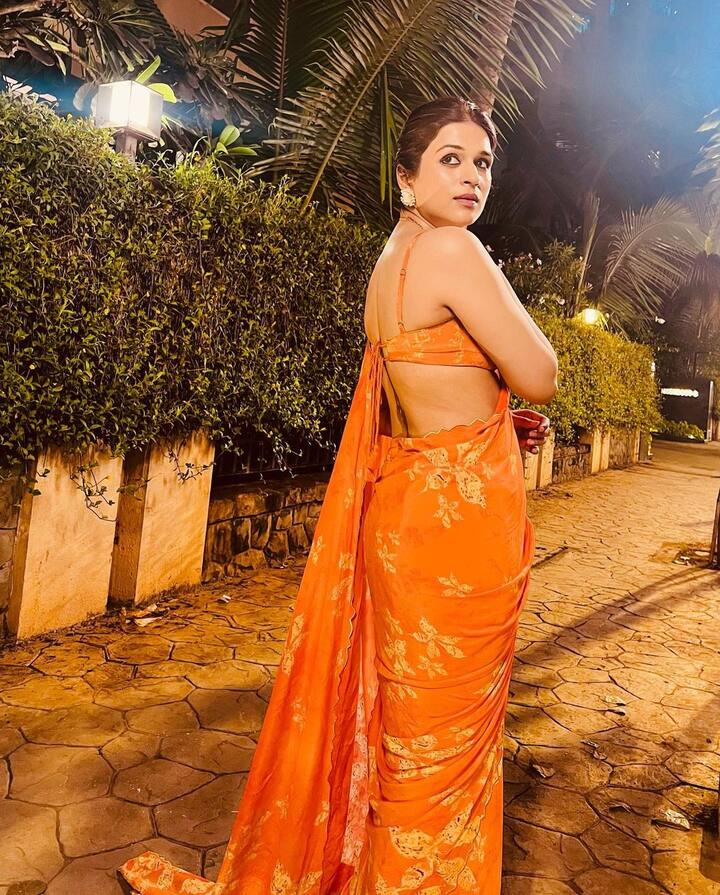 શ્રદ્ધા દાસ સાઉથની જાણીતી એક્ટ્રેસ છે.  શ્રદ્ધા દાસે બોલીવૂડ ફિલ્મોમાં પણ કામ કર્યું છે.