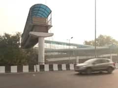 दिल्ली के लक्ष्मी नगर में फुट ओवर ब्रिज का हिस्सा गिरा, क्रेन की चपेट में आने से हुआ हादसा