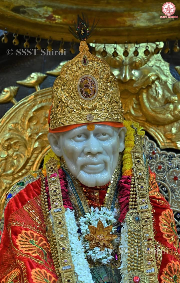 श्री साई पुण्यतिथी उत्सवानिमित्त मंदिर व परिसरात आकर्षक विद्युत रोषणाई व फुलांची सजावट करण्यात आली आहे. (Photo credit : shri saibaba sansthan trust shirdi/facebook)
