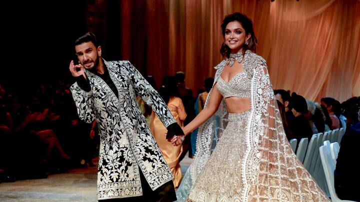 'কফি উইথ কর্ণ' কার্যত বলিউডের অজানা গল্পের ঝুলি। যে সমস্ত তারকারা এই টক শো-তে আসেন, তাঁদের অনেক অজানা গল্পের বাক্স খোলেন কর্ণ জোহর (Karan Johar)।