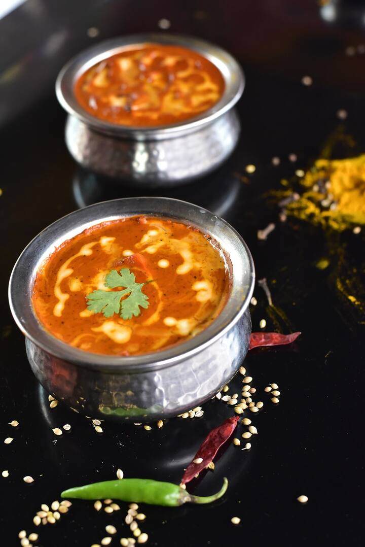 சிக்கன் நன்றாக வெந்து எண்ணெய் பிரிந்து வரும். இப்போது 2 ஸ்பூன் கசூரி மேத்தியை இதில் சேர்க்க வேண்டும். பின் சிக்கனை கிளறி இறக்கினால் சுவையான செட்நாடு சிக்கன் தயார்.