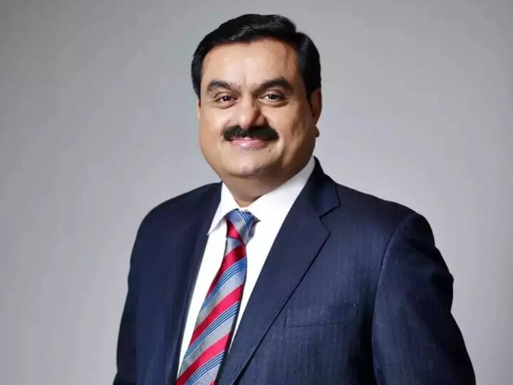 टीओआई के मुताबिक, गौतम अडानी के पास एक बॉम्बार्डियर, एक बीचक्राफ्ट और एक हॉकर विमान हैं, जिसमें 8, 37 और 50 यात्री बैठ सकते हैं.