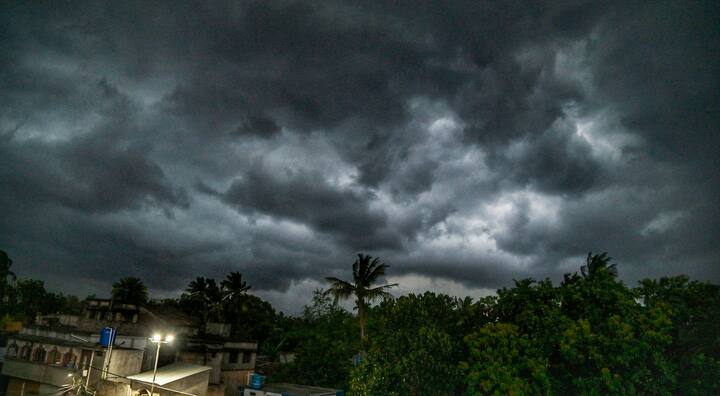 ঘূর্ণিঝড়টি ক্রমশ বাংলাদেশের উপকূলের কাছাকাছি এসে শক্তি হারিয়ে অতি গভীর নিম্নচাপ হয়ে স্থলভাগে প্রবেশ করবে। বাংলাদেশের খেপুপাড়া এবং চট্টগ্রামের মাঝখান দিয়ে এটি স্থলভাগে প্রবেশ করা সম্ভাবনা বুধবার সন্ধ্যায়।