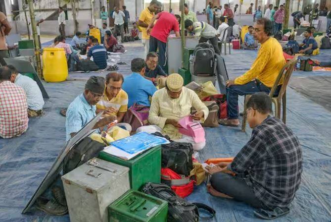 ਈਵੀਐਮ ਦੀ ਹੈਕਿੰਗ ਨੂੰ ਲੈ ਕੇ ਕਈ ਦਾਅਵੇ ਕੀਤੇ ਜਾ ਚੁੱਕੇ ਹਨ ਪਰ ਇਹ ਕਦੇ ਵੀ ਸਾਬਤ ਨਹੀਂ ਹੋ ਸਕਿਆ। ਹਰ ਵਾਰ ਚੋਣ ਕਮਿਸ਼ਨ ਨੇ ਵੀ ਅਜਿਹੇ ਦਾਅਵਿਆਂ ਨੂੰ ਰੱਦ ਕੀਤਾ ਹੈ।
