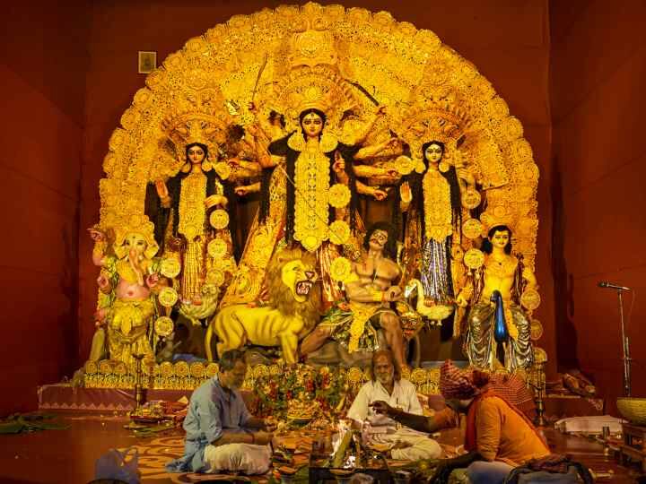 इसके अलावा जम्मू-कश्मीर में भी महानवमी की धूम देखने को मिली. कश्मीर भद्रवाह में श्रद्धालु दुर्गा पूजा उत्सव मनाने के लिए प्राचीन पहाड़ी मंदिर पहुंचे.