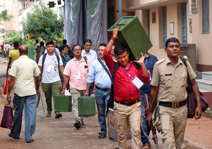 चुनाव आयोग के मुताबिक मशीनों में दर्ज कोई भी रिकॉर्ड या फिर इससे जुड़ी कोई भी जानकारी बाहर के किसी ग्रुप के साथ शेयर नहीं की जाती हैं.