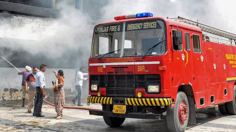 fire brigade workers have announced a strike Punjab News: ਦੁਸਹਿਰੇ ਤੋਂ ਪਹਿਲਾਂ ਮਾਨ ਸਰਕਾਰ ਨੂੰ ਘੇਰਣ ਦੀ ਹੋਈ ਪੂਰੀ ਤਿਆਰੀ, ਸੜਕਾਂ 'ਤੇ ਨਿੱਤਰੇ ਕੱਚੇ ਮੁਲਾਜ਼ਮ