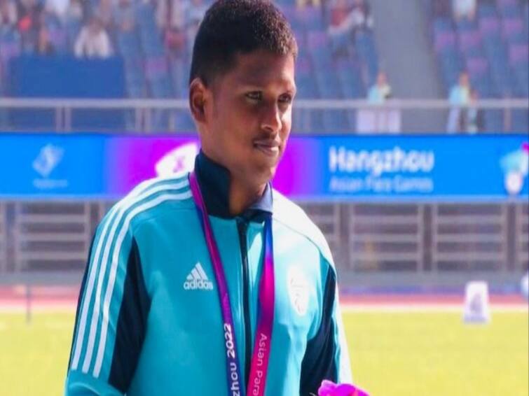 Para Asian Games: Sailesh Kumar gold, Mariyappan Thangavelu silver in men's high jump 4 medals for India Para Asian Games:  இந்தியாவுக்கு 4 பதக்கங்கள்.. வெள்ளி பதக்கம் வென்றார் மாரியப்பன் தங்கவேலு!