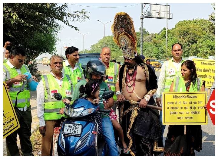 Gurugram Ravana Awareness: गुरुग्राम में आज लंकापति रावण ने पाठशाला लगाकर वाहन चालकों को जागरूक किया. रावण ने ट्रैफिक नियमों की अवहेलना करने वाले वाहन चालकों को नियमों का पाठ पढ़ाया.