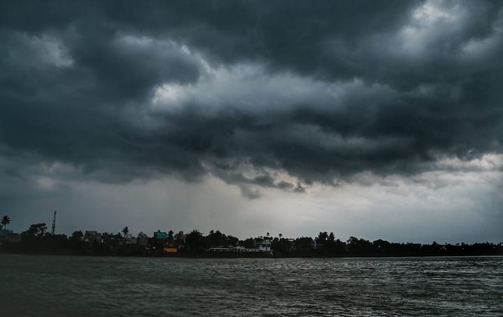 আজ রাতের দিকে কলকাতা, হাওড়া , হুগলি, পূর্ব বর্ধমান এবং পশ্চিম মেদিনীপুরে হালকা বৃষ্টির সম্ভাবনা। দুই ২৪ পরগনা ও পূর্ব মেদিনীপুরে  মেঘলা আকাশ হালকা থেকে মাঝারি বৃষ্টির সম্ভাবনা।