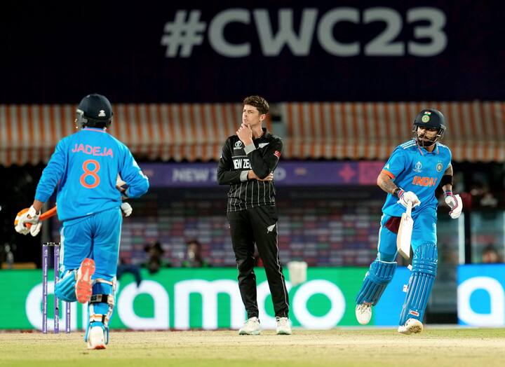 ஒருநாள் உலகக் கோப்பை போட்டிகள் இந்தியாவில்  நடந்து வருகிறது. இந்நிலையில் நேற்று நடைபெற்ற இந்தியா - நியூசிலாந்து அணிகளுக்கு இடையிலான போட்டியில் இந்திய நட்சத்திர வீரரான விராட் கோலி பல சாதனைகளை படைத்துள்ளார்.