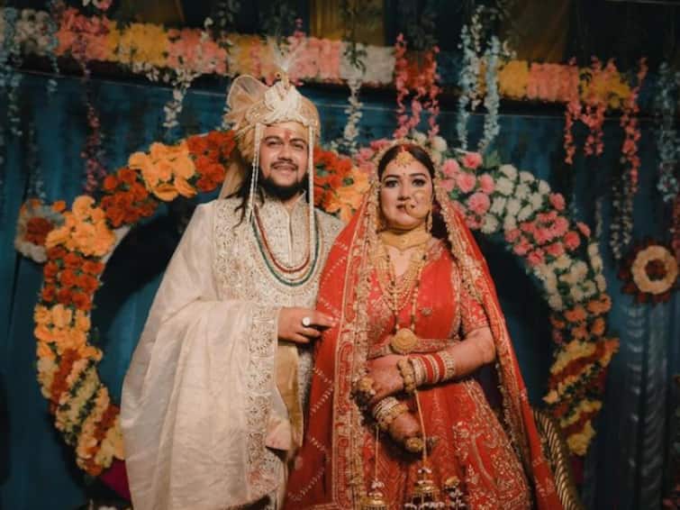 Hanshraj Raghuwanshi mera bhola hai bhandari fame singer got married see photo Hanshraj Raghuwanshi: 'मेरा भोला है भंडारी' गाण्याचा गायक अडकला लग्नबंधनात;  हंसराज रघुवंशीनं कोमल सकलानीसोबत बांधली लग्नगाठ, पाहा फोटो