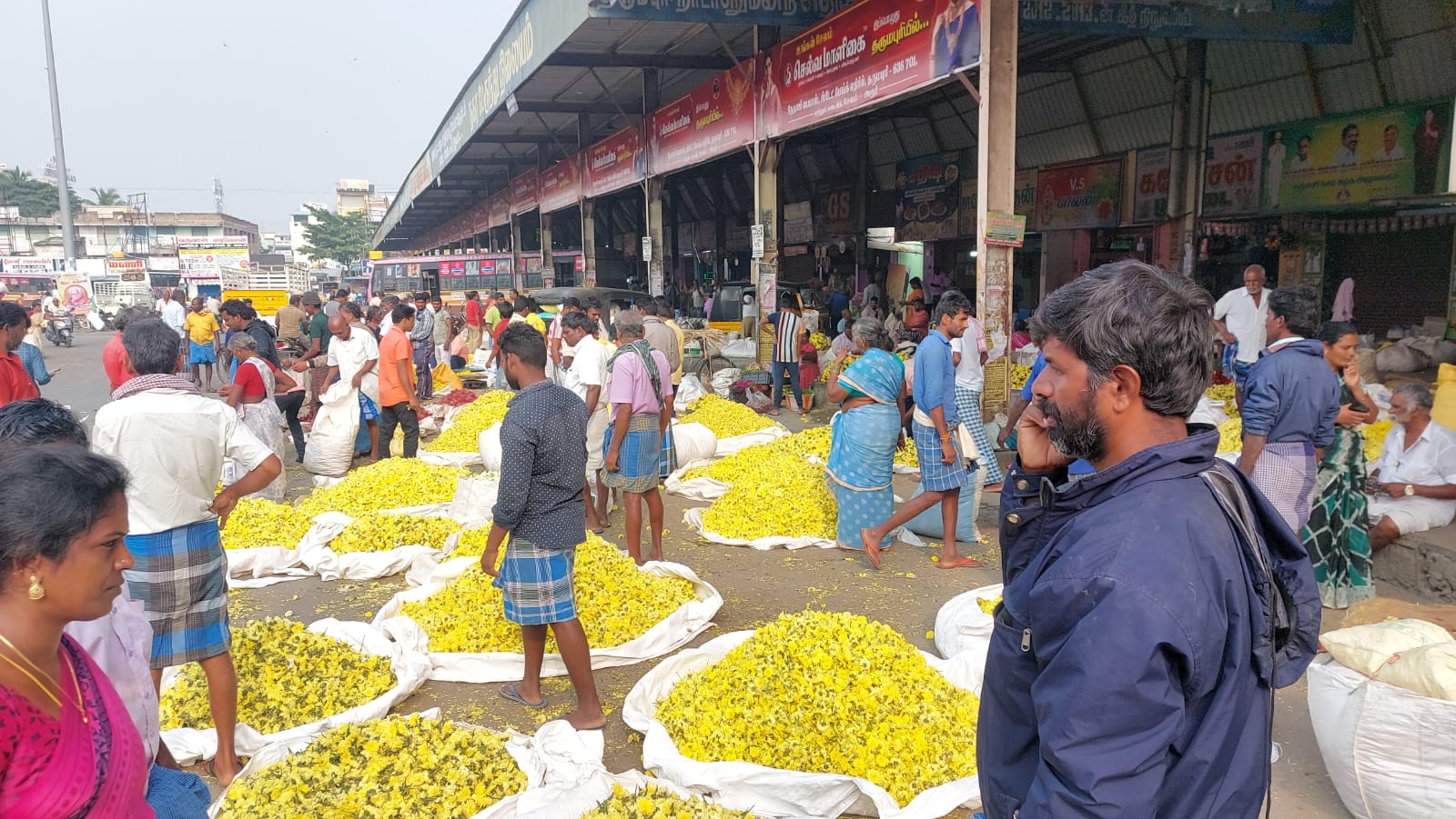 தருமபுரியில் இன்று பாதியாக குறைந்த பூக்கள் விலை;  விவசாயிகள் ஏமாற்றம்