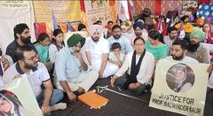 Punjab News: ਅਧਿਆਪਕਾ ਦੀ ਖ਼ੁਦਕੁਸ਼ੀ ਨੇ ਲਈ ਸਿਆਸੀ ਰੰਗਤ ? ਕਾਂਗਰਸੀ ਲੀਡਰਾਂ ਨੇ ਧਰਨੇ 'ਤੇ ਜਾ ਕੇ ਕੀਤੀ ਸਿਆਸੀ ਦੂਸ਼ਣਬਾਜ਼ੀ