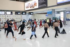 Navratri 2023: અમદાવાદ એરપોર્ટ પર મુસાફરો, સ્ટાફ મેમ્બરે બોલાવી ગરબાની રમઝટ, જુઓ તસવીરો