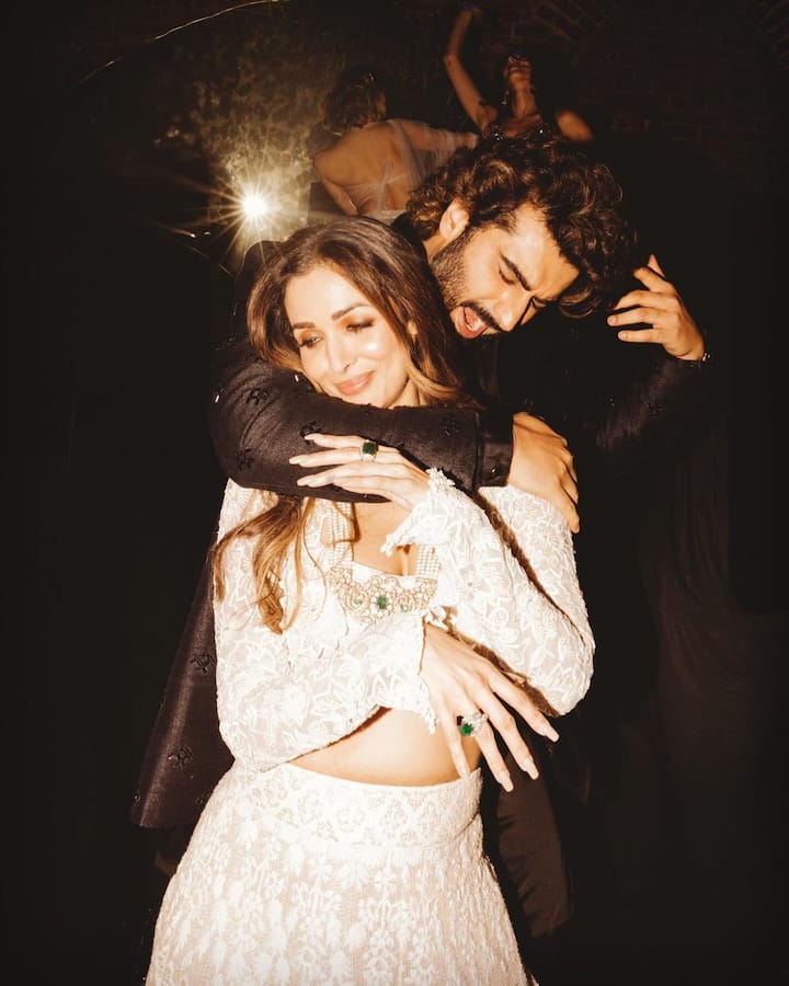 अर्जुन कपूर ने मलाइका के साथ ये बेहद क्यूट फोटो अपने इंस्टाग्राम अकाउंट पर शेयर की है. जिसमें दोनों की गजब केमिस्ट्री देखने को मिल रही है. इसे शेयर कर एक्टर ने लिखा – ‘हैप्पी बर्थडे बेबी..मैं हमेशा आपका साथ दूंगा..’