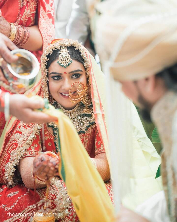 कोमल आणि हंसराज यांच्या लग्नसोहळ्याचे फोटो सोशल मीडियावर व्हायरल झाले आहेत.
