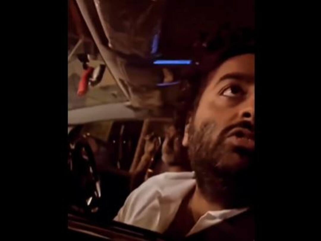 An Angry Arijit Singh Schools Fan In Bengali Who Chases His Car For A Selfie; Watch An Angry Arijit Singh Schools Fan In Bengali Who Chases His Car For A Selfie; Watch