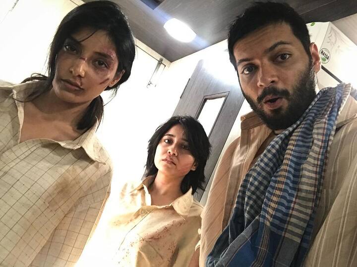 कई तस्वीरों में श्वेता अली फजल के साथ दिखाई दे रही हैं. जिनमें वे उनके साथ हंसते और मस्ती करती दिखाई दे रही हैं. इसके अलावा उनके साथ विजय वर्मा भी नजर आ रहे हैं.