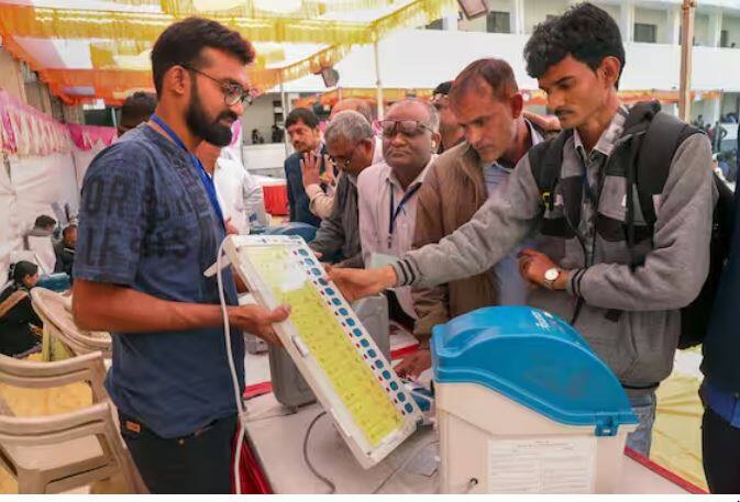 ਚੋਣ ਕਮਿਸ਼ਨ ਨੇ ਕਿਹਾ ਹੈ ਕਿ ਰਾਜਸਥਾਨ, ਛੱਤੀਸਗੜ੍ਹ ਅਤੇ ਮੱਧ ਪ੍ਰਦੇਸ਼ ਸਮੇਤ ਪੰਜ ਰਾਜਾਂ ਵਿੱਚ ਨਵੰਬਰ ਵਿੱਚ ਵੋਟਾਂ ਪੈਣਗੀਆਂ ਅਤੇ ਨਤੀਜੇ 3 ਦਸੰਬਰ ਨੂੰ ਆਉਣਗੇ।