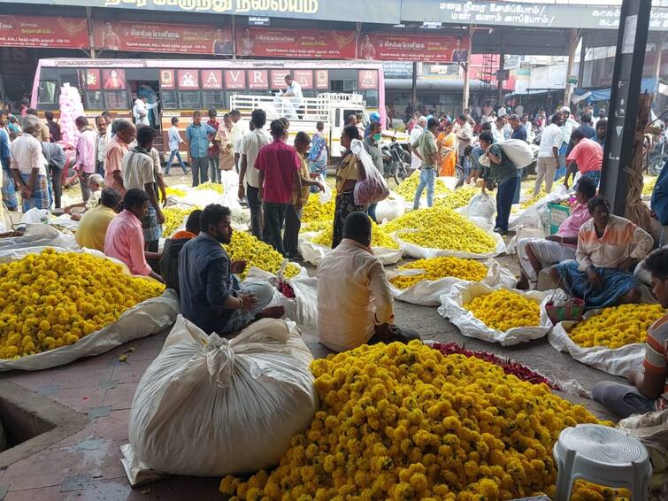Farmers are disappointed as the price of flowers in Dharmapuri has reduced by half today compared to yesterday's price TNN தருமபுரியில் இன்று பாதியாக குறைந்த பூக்கள் விலை;  விவசாயிகள் ஏமாற்றம்