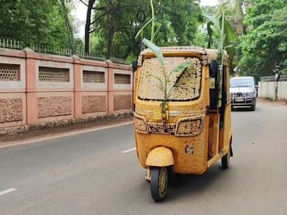 The auto owner decorated the auto with sandalwood for Ayudha Puja இது ஆட்டோவா? சந்தன கடையா? ஆயுதபூஜையை முன்னிட்டு சந்தனத்தால் ஆட்டோவை முழுவதுமாக அலங்கரித்த ஆட்டோ உரிமையாளர் !