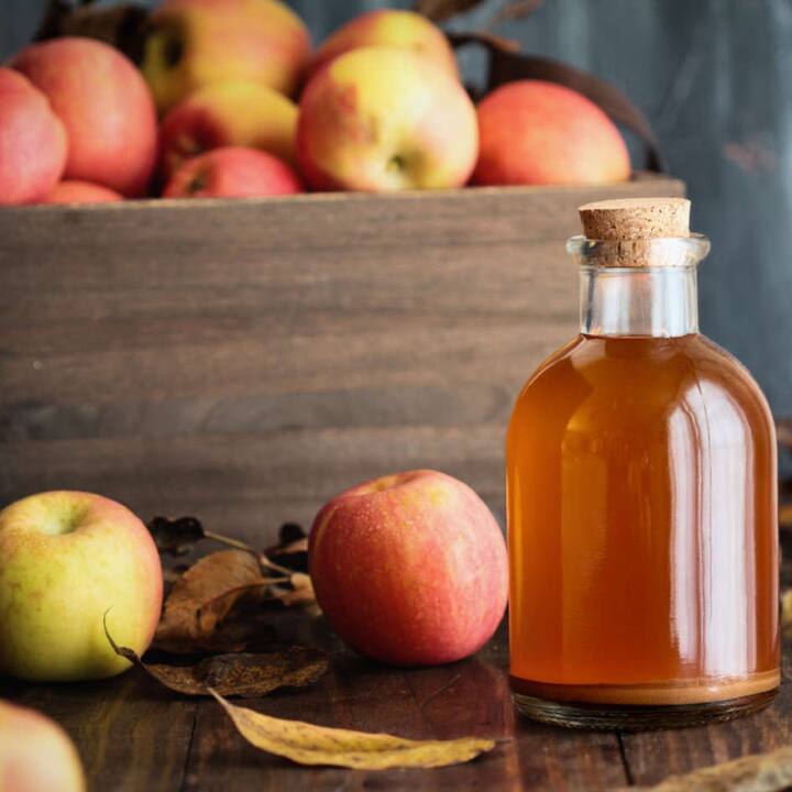 ਐਪਲ ਸਾਈਡਰ ਵਿਨੇਗਰ ਸੇਬ ਨੂੰ ਖਮੀਰ ਨਾਲ ਮਿਲਾ ਕੇ ਬਣਾਇਆ ਜਾਂਦਾ ਹੈ। ਖਮੀਰ ਸੇਬ ਵਿਚਲੀ ਖੰਡ ਨੂੰ ਅਲਕੋਹਲ ਵਿਚ ਬਦਲਦਾ ਹੈ। ਫਿਰ ਬੈਕਟੀਰੀਆ ਨੂੰ ਮਿਸ਼ਰਣ ਵਿੱਚ ਸ਼ਾਮਲ ਕੀਤਾ ਜਾਂਦਾ ਹੈ ਅਤੇ ਅਲਕੋਹਲ ਨੂੰ ਐਸੀਟਿਕ ਐਸਿਡ ਵਿੱਚ ਖਮੀਰ ਦਿੱਤਾ ਜਾਂਦਾ ਹੈ।
