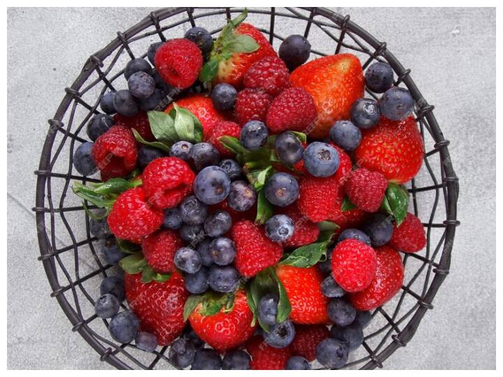 ब्लूबेरी में मौजूद एंटीऑक्सीडेंट गुण दिमाग की क्षमता को बढ़ाने में मदद करते हैं. ये दिमाग को ऊर्जा देने और ब्रेन पावर को बूस्ट करने का एक अच्छा उपाय हैं.