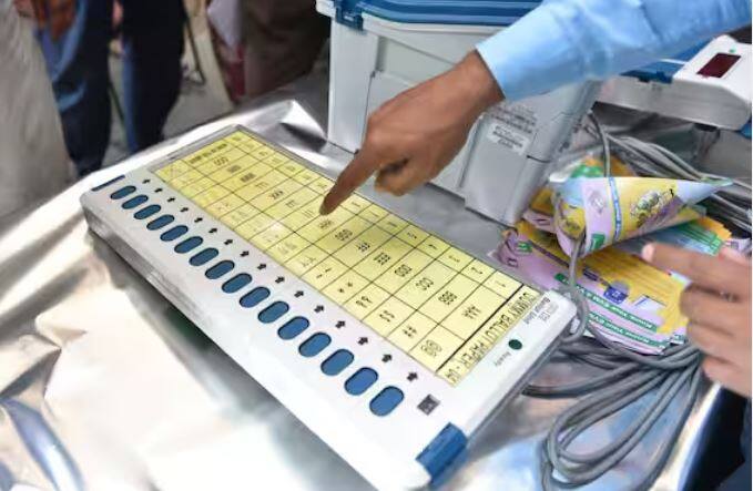 ਈਵੀਐਮ ਯਾਨੀ ਇਲੈਕਟ੍ਰਾਨਿਕ ਵੋਟਿੰਗ ਮਸ਼ੀਨ ਦੀ ਵਰਤੋਂ ਭਾਰਤ ਵਿੱਚ ਸਾਰੀਆਂ ਚੋਣਾਂ ਵਿੱਚ ਵੋਟਿੰਗ ਲਈ ਕੀਤੀ ਜਾਂਦੀ ਹੈ।