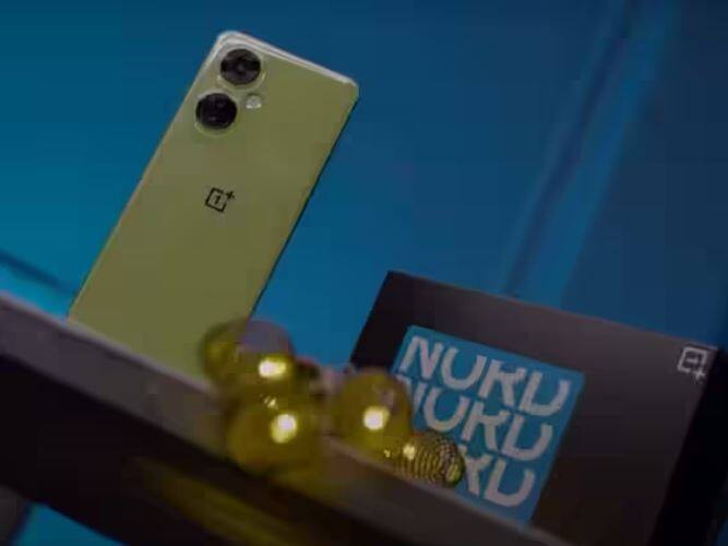 OnePlus Nord CE 3 Lite 5G 256GB: ਇਸ OnePlus ਫੋਨ ਵਿੱਚ Snapdragon 695 ਚਿਪਸੈੱਟ ਹੈ, ਜੋ ਕਿ 12GB ਰੈਮ ਅਤੇ 256GB ਸਟੋਰੇਜ ਨਾਲ ਜੋੜਿਆ ਗਿਆ ਹੈ। ਇਸ ਫੋਨ 'ਚ 6.72 ਇੰਚ ਦੀ ਡਿਸਪਲੇਅ ਹੈ।