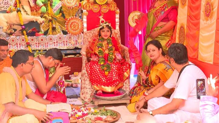 শুরুটা হয়েছিল সপ্তদশ শতাব্দীর গোড়ায়। বড়িশার সাবর্ণ রায়চৌধুরীদের বড় বাড়ির পুজোর বয়স ৩০৭ বছর। কৃষ্ণদেব রায়চৌধুরীর হাত ধরে ১৭১৭ সালে এই পুজো শুরু হয়। এখানে পুজো হয় বিদ্যাপতি রচিত দুর্গাভক্তিতরঙ্গিনী মতে। নবমীর দিন হয় কুমারী পুজো। এদিন চালকুমড়ো ও আখ বলি দেওয়া হয়।